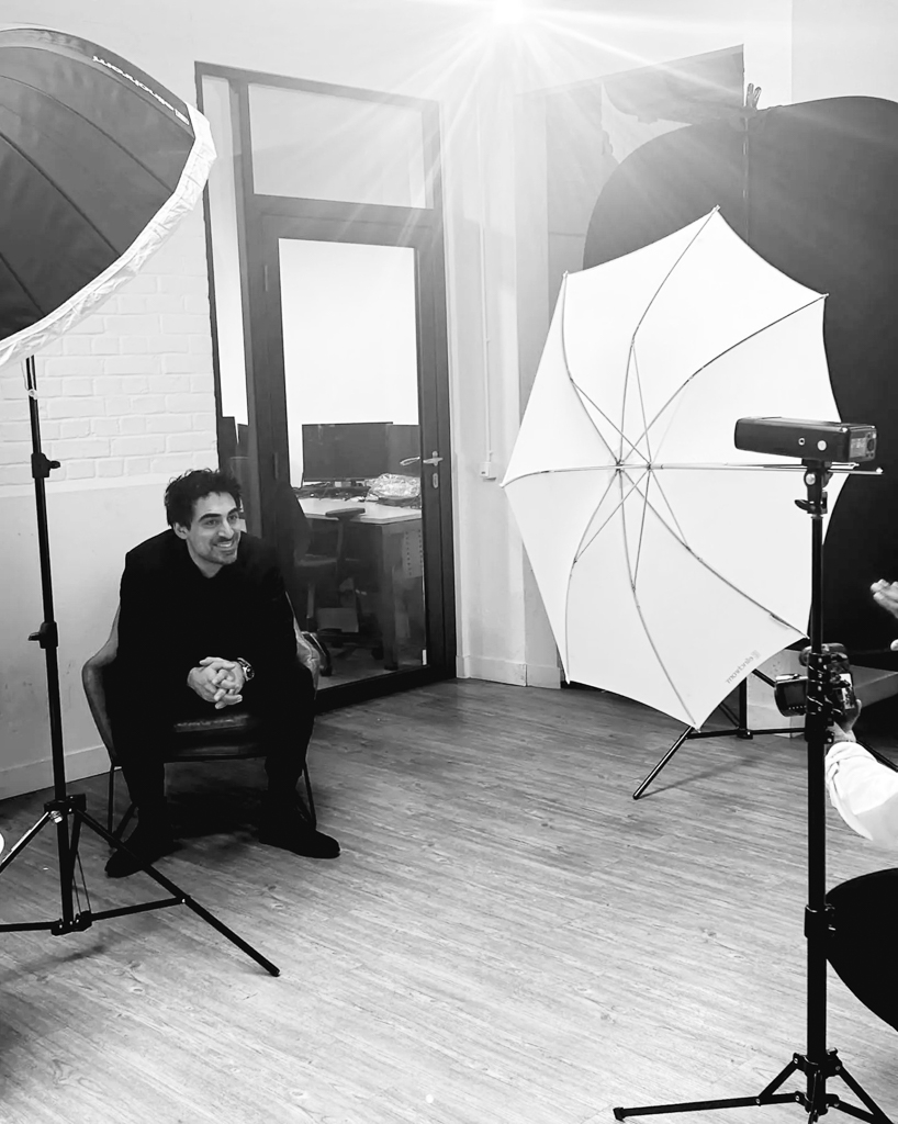 Backstage de la séance photo avec Amir Reza-Tofighi dans les locaux de Vitalliance à Courbevoie, par Sophie Palmier photographe basée près de Compiègne.